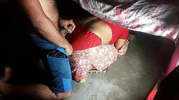 पलंग के नीचे फसी हुयी आंटी को जबरदस्त पेला ! साफ हिंदी आवाज मे अश्लील