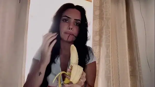 Esa morenaza es una tragona, se lo come todo