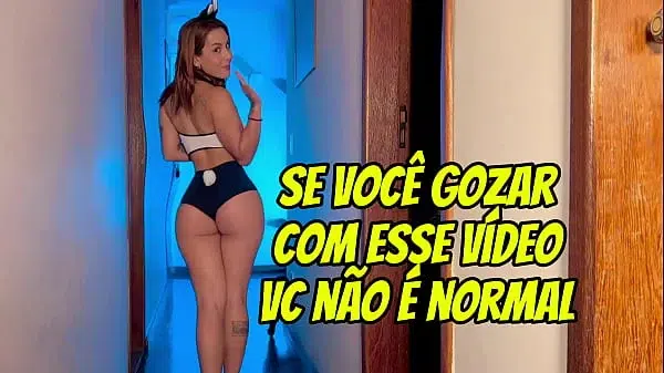 Experimentando roupas para usar com outros homens