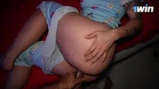 Hermanastra deja la puerta abierta para que vea su sexy pijama y no me resistí a follar su coño