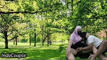 Indo Bokep Real Couple Outdoor sex . Muslim Couple affair in public park