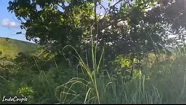 Istri muslim berhijab selingkuh sama kekasih rahasianya. Mereka berdua bercinta di dalam tenda kemping