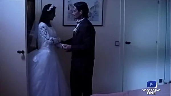 Jolie brunette aime le cuir pour se faire baiser