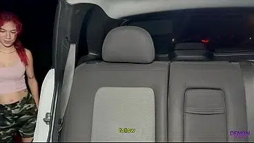 Jovencita amateur follada en el carro en publico