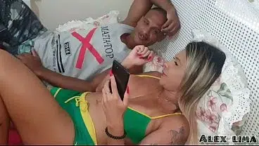 Meti o piru na leira gostosa que estava assistindo video porno do meu lado