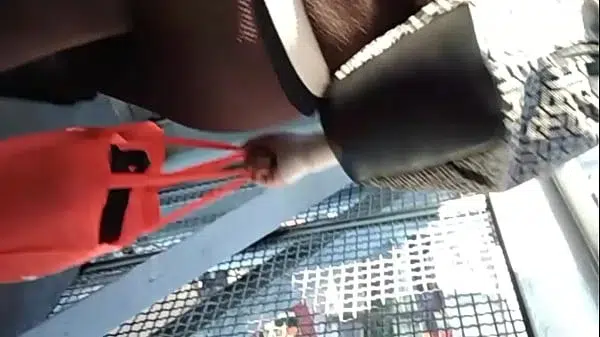 Milf en leggins rumbo al metro