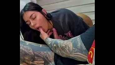 Modelo Colombiana se graba mamando y cabalgando la verga de su novio tatuador