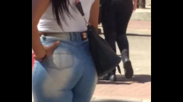 Rabuda morena de calças jeans