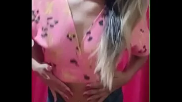 VAZOUU Novinha casada manda vídeo humilhando o corno com a bucetinha toda arrombada e LARGA porque deu para o NEGAO dotado !!!