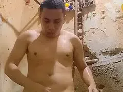 A young man taking a shower was caught on the internet.