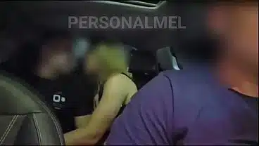 ALEM DE FICAR DE MOTORISTA ENQUANTO A MELHOTWIFE CHUPAVA O AMIGO, O MARIDO TEVE Q EMPRESTAR A CAMISINHA PRO MACHO PODER ME COMER GOSTOSO NO CARRO