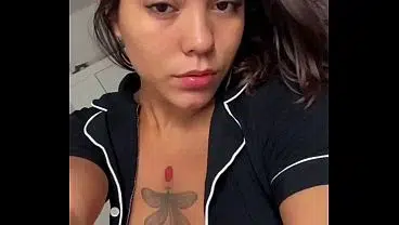 Brasileira real exibindo seios naturais em foco macro – Intimidade e textura (4K)