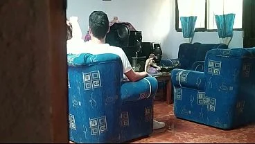 Descubro a mi HERMANASTRA: Se calientan con su novio en la sala y terminan follando, LO GRABÉ TODO.