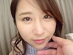 美形お姉さんが手マンで腰がピクつきピストン後は顔射フィニッシュ
