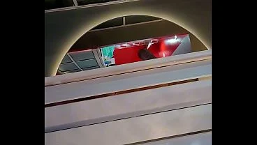 Fiquei com um pau bem duro quando estava abraçando minha meia-irmã e as coisas saíram do controle