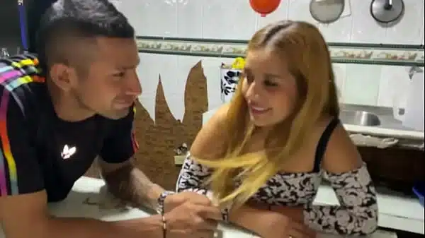 le chupo el pussy a esa chica y despues le meto la polla bien duro
