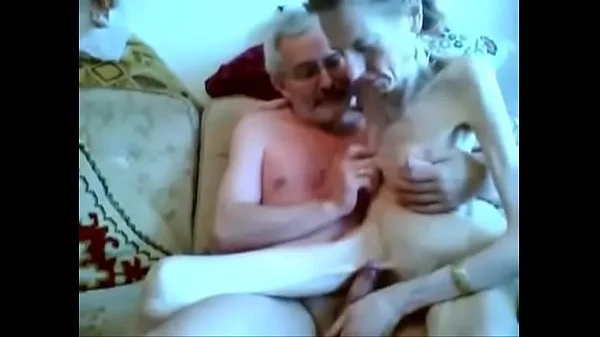 metendo na velha doente