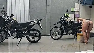 MULHER CASADA SAFADA TRABALHAR EM LAVA JATO TOTALMENTE NUA PRA ATRAIR MAIS CLIENTES