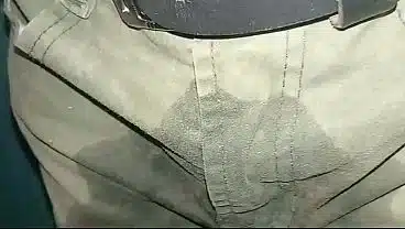 Pantalón orinado con pañal de tela y olor a amoniaco tercera parte