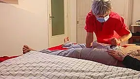 une infirmiére branle un de ses patients