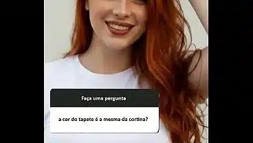 A jovem ruiva Silva comenta a cor da sua intimidade.