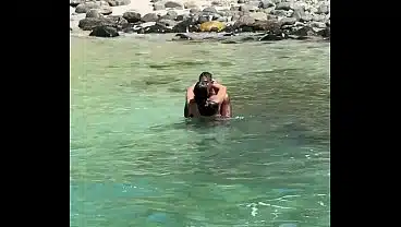 Atriz global fodendo em praia paradisíaca