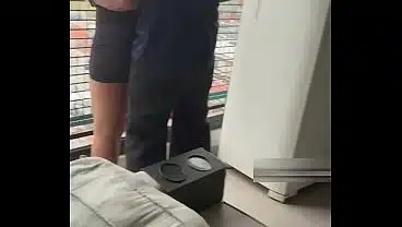 Casada brasileira safada chama personal pauzudo para casa, fode muito, toma banho de leite e faz o corno filmar