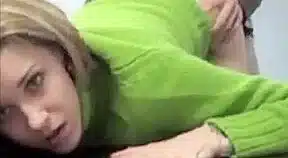coup de bite en levrette contre la table