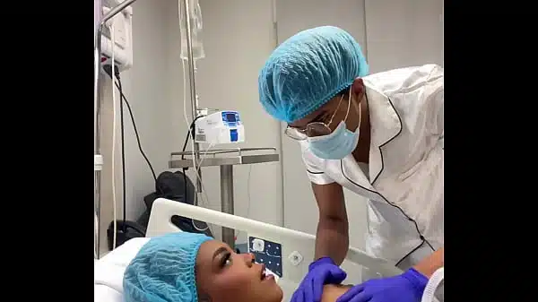 Doctor cachondo se folla a su paciente en el hospital