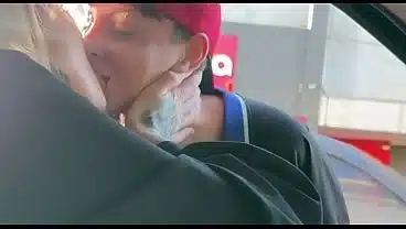 Encontrei um limpador de vidro no farol ! E chamei para ser ator porno e foder gostoso dentro do nosso carro no meio da rua fiz ficar toda molhadinha e lambusou todo nosso banco do carro
