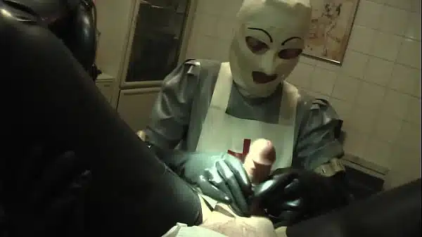 Gummischwester Agnes – langes graues Latex-Schwesternkleid mit weißer OP-Haube und -Maske – Part 1- Blowjob und Prostatamassage