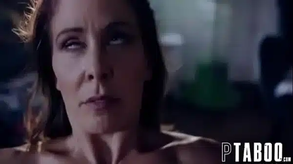 Hijastro se aprovecha de madrastra exitada la sorprende y se la coje