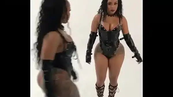 Las nalgas gemelas quieren castigo  Xpaja