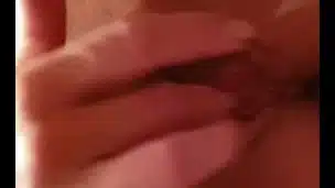marta si masturba sul mio letto e io la riprendo da vicino