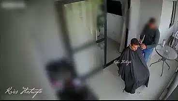 Meu corno chamou o barbeiro em casa… e eu resolvi brincar de puta de verdade. Atendi a porta só de biquíni minúsculo e transparente.