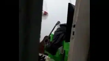 Morena novinha 18 anos dando na frente do marido corno amador cuckold parte 2