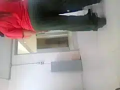Mostrando o pau no meio de uma reuniao no vestiario