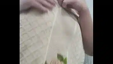 Passando óleo e creme no corpo