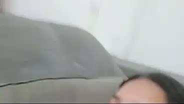 Peguei minha mulher trepando com a amiga novinha na sala de casa e passei o pau nas duas! Parte 3