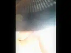 por baixo da pelas coxa da gordinha