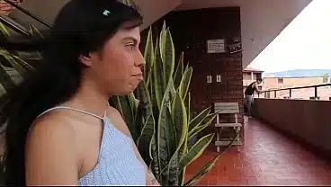 VECINA CALIENTE: mi hermosa vecina latina colombiana viene de paseo y se quedo sola en la cada de sus amigos, ella me invita a su casa hacer cositas caliente – porno en espanol