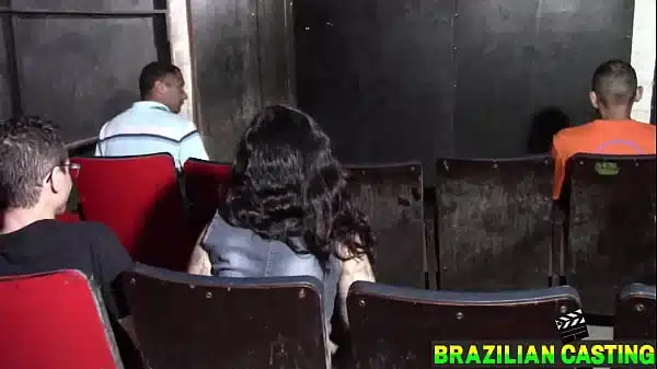 Casal vai centro de São Paulo conhecer cinema cabines glory hole e acaba indo pro reservado fuder com comedor do cine.