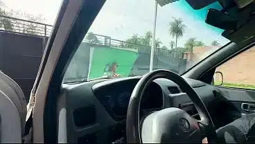 Chupando polla en el auto de viaje al camping