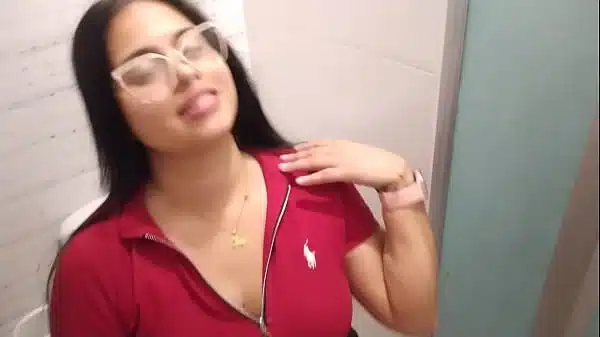es una puta no para de chuparme la polla