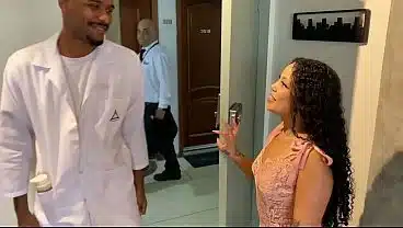 Fui traido mais uma vez – Esposa safada, estava na aula de massagem e fudeu com o massagista e a amiga na frente do marido corno manso.