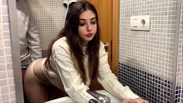 hijastra es follada por un viejo gordo en su baño