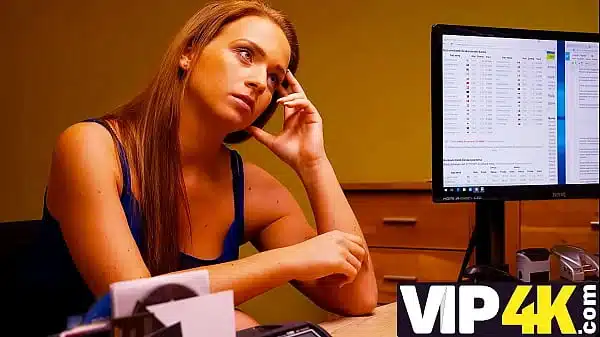 VIP4K. MILF est foré par le créancier parce que l’argent coûte la pénétration de la chatte