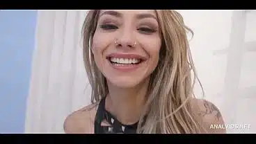 Volle amateur slet maakt van een stil appartement anal hardcore gekte met double pussy rubbing druipende lube luide orgasmes en cum op gezichten terwijl de kamer trilt van seks en lust overal