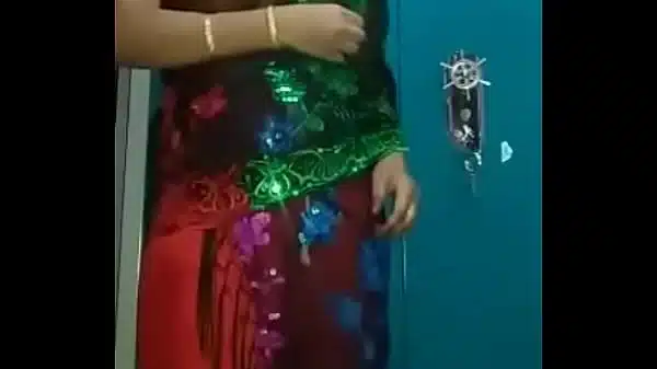 Desi Bhabhi In Traditional Sari Getting Naked   FreeHDx